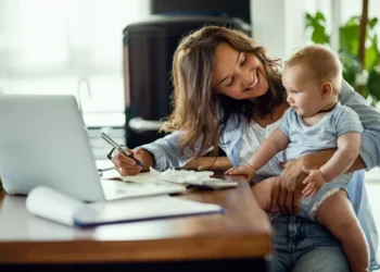 3 Formas de Renda Extra para Mães que Trabalham em Casa
