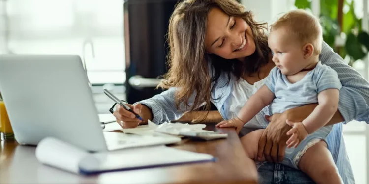 3 Formas de Renda Extra para Mães que Trabalham em Casa