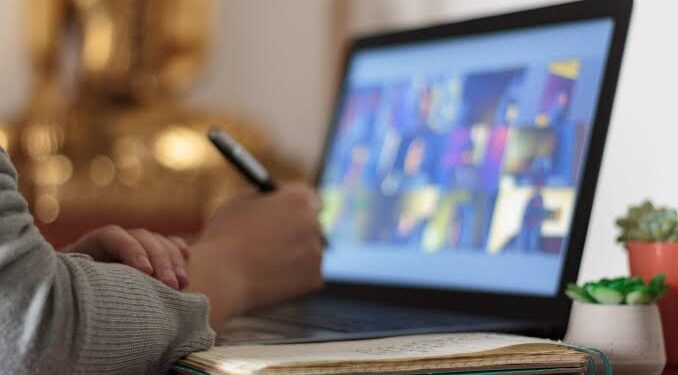 Renda Extra Criando e Vendendo Infoprodutos: Cursos Online e Ebooks Para Iniciantes